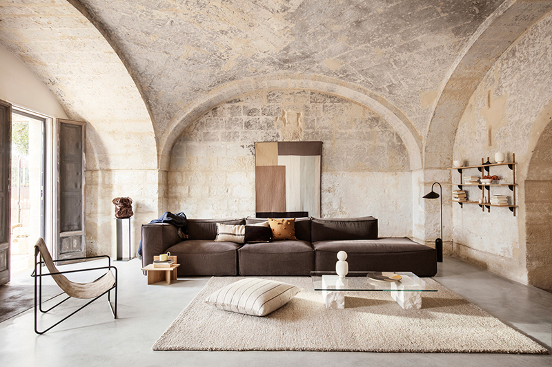 Catalogue Ferm Living SS2020, sobriété et tons terreux dans une incroyable maison méditerranéenne