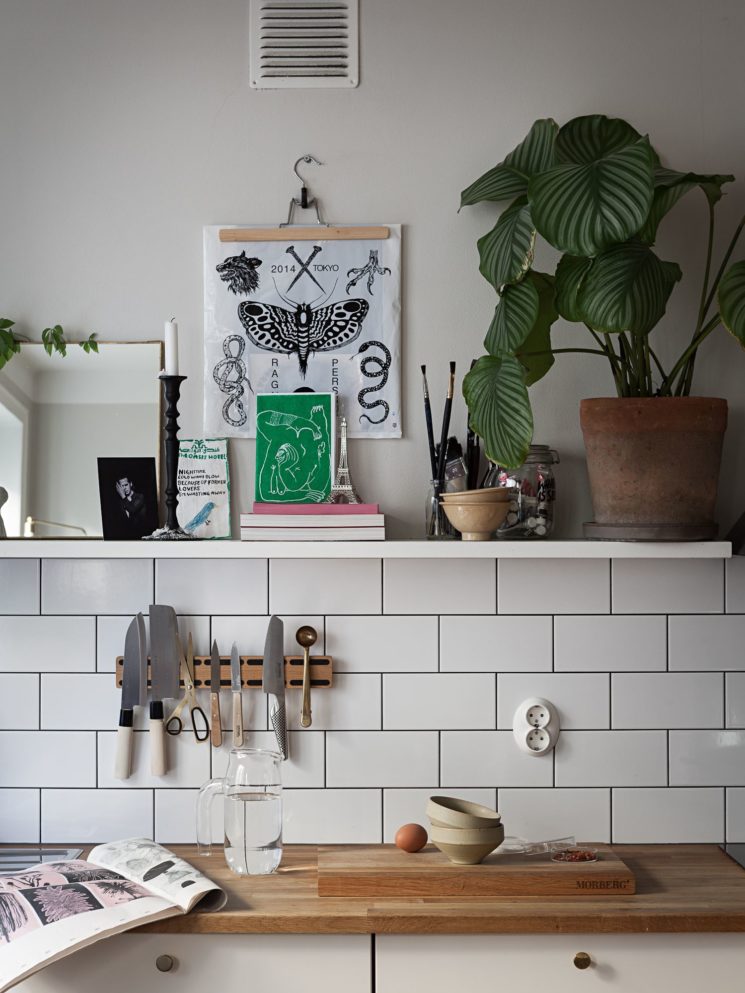 L'art de mettre en scène des objets utiles et décoratifs sur des étagères murales de cuisine