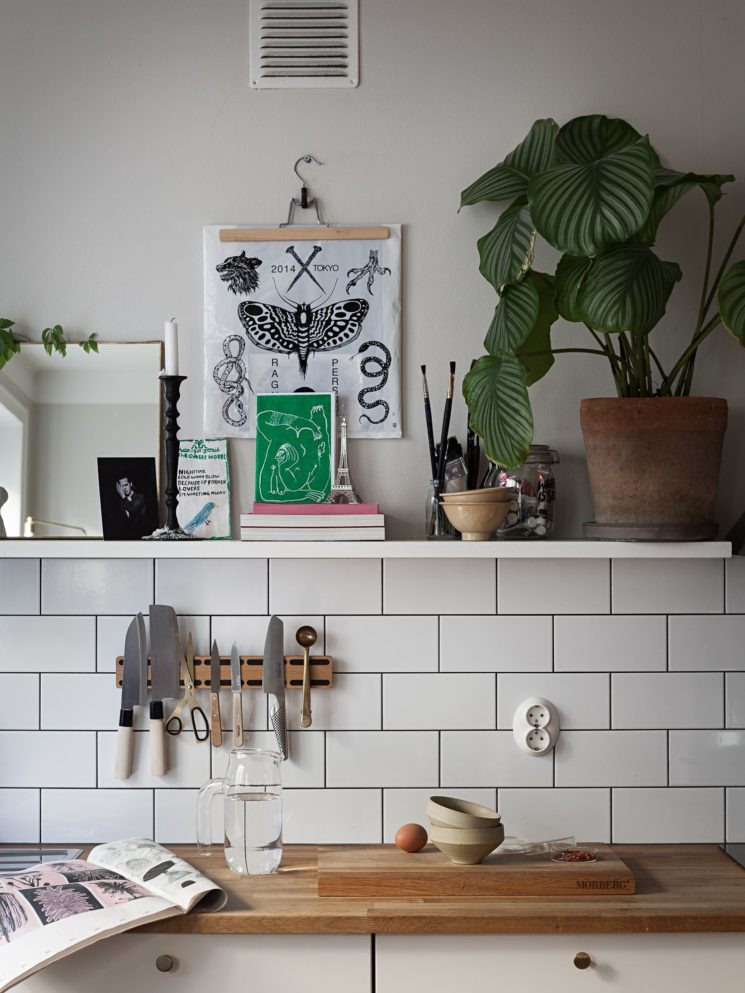 L'art de mettre en scène des objets utiles et décoratifs sur des étagères murales de cuisine L'art de mettre en scène des objets utiles et décoratifs sur des étagères murales de cuisine