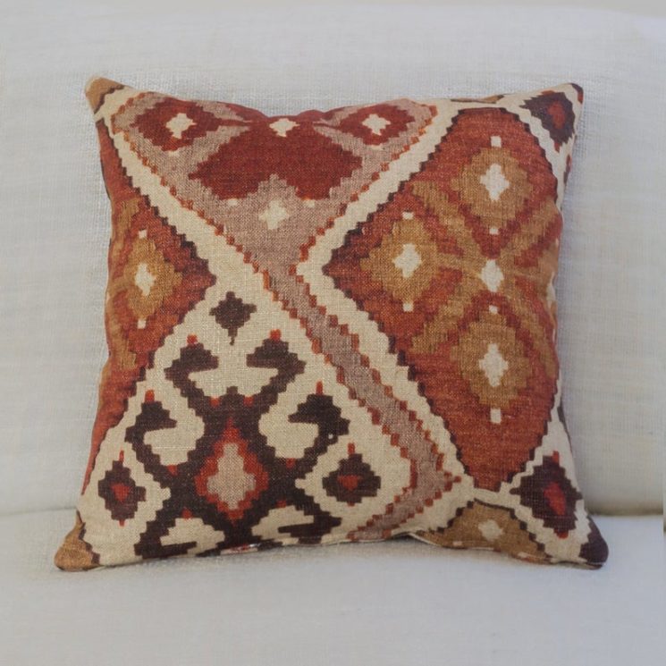 Coussin imprimé façon kilim, 18,50 € sur la boutique Etsy The Coastal Cushion Co