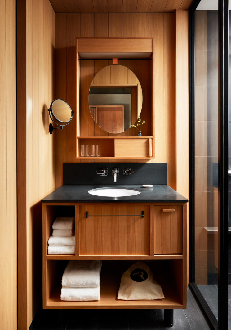 Ace hotel à Kyoto // Cabinet de toilette tout en bois