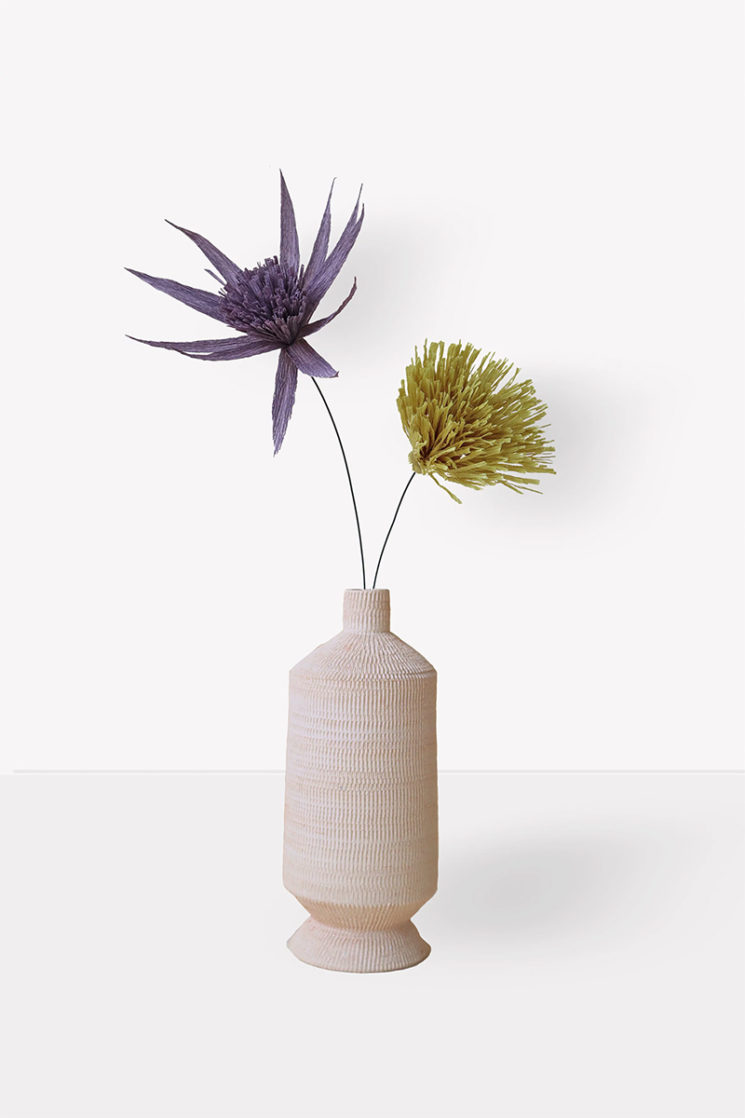 Federica Bubani - Collection Better Together - Vase en céramique et fleurs en papier crépon