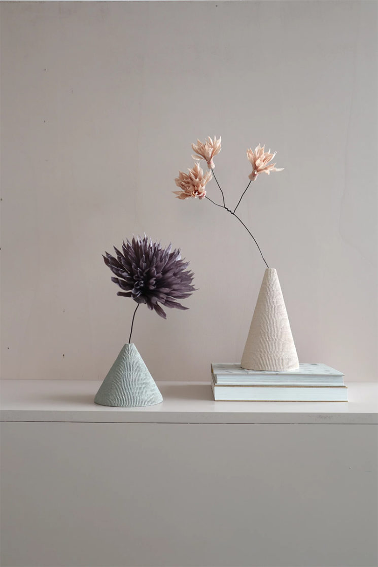 Federica Bubani - Collection Better Together - Vase en céramique et fleurs en papier crépon