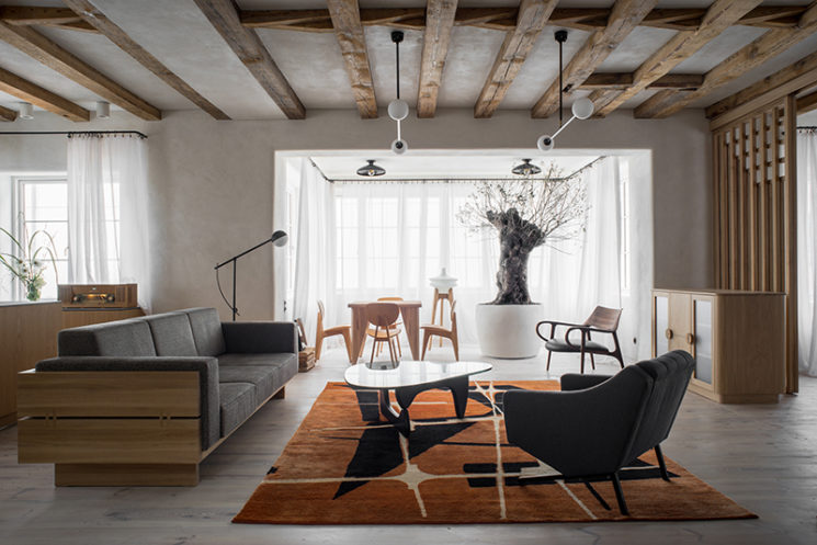 Style wabi sabi moderniste avec beaucoup de mobilier vintage // House from 1923 - Loft Kolasinski