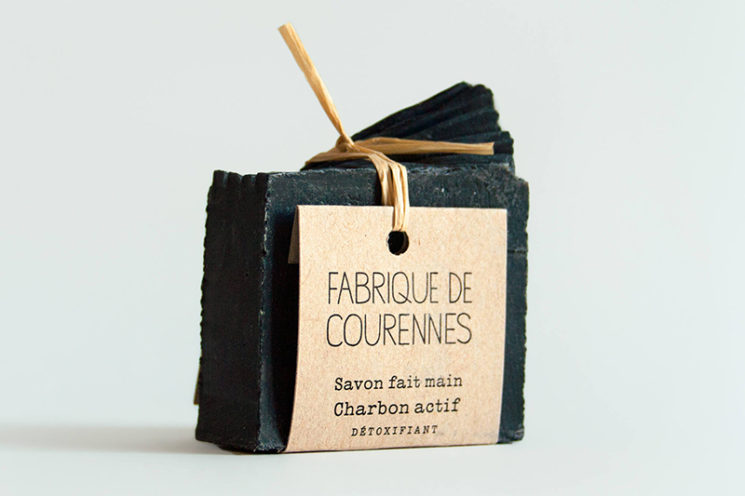 Savon fait-main au charbon actif sur la boutique Etsy Fabrique de Courenne, 6,50 €