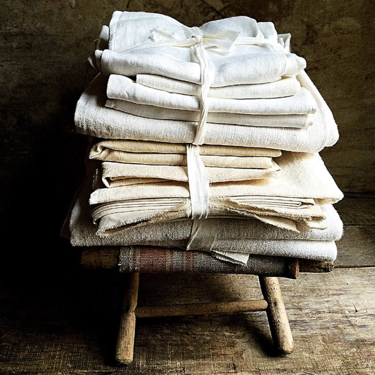 Linge de lit ancien en lin sur la boutique Etsy La Clariere, 65 € le lot.