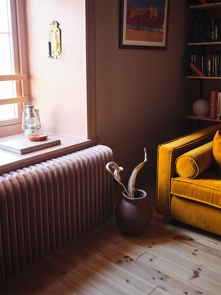 Une déco "color block" pour ce petit appartement // Canapé jaune moutarde et murs vieux roses