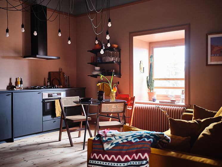 Une déco "color block" pour ce petit appartement // Meubles de cuisine noirs et murs vieux roses