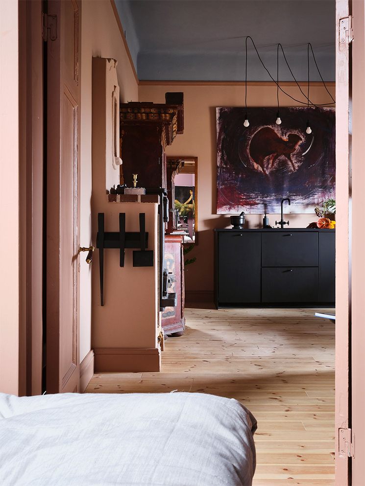 Une déco "color block" pour ce petit appartement // Meubles de cuisine noirs et murs vieux roses