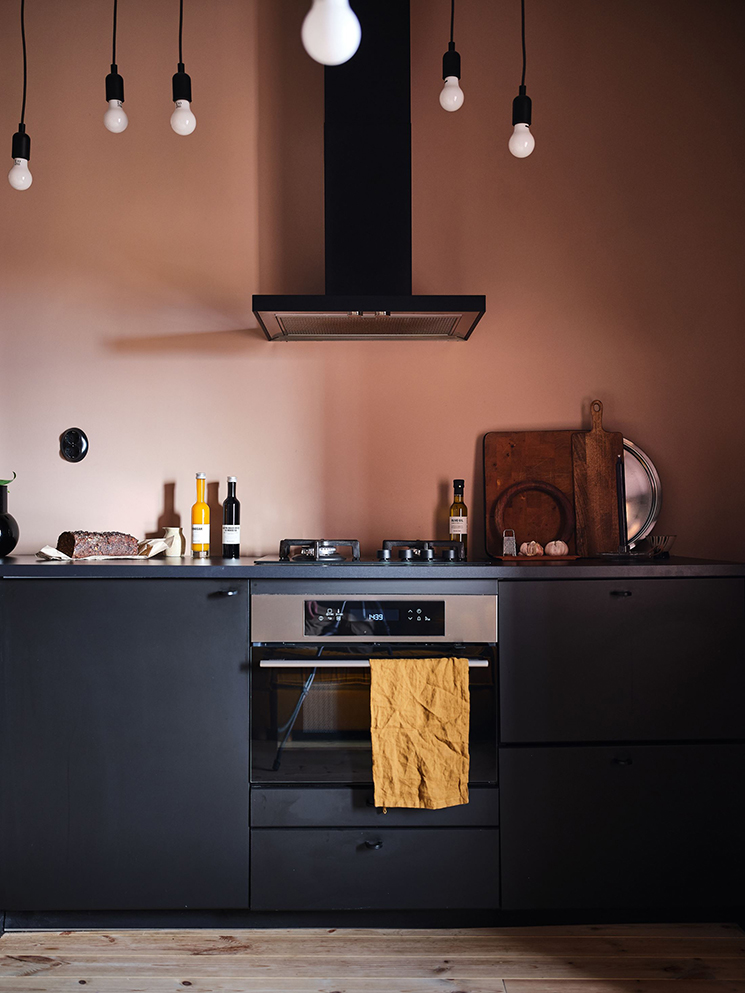 Une déco "color block" pour ce petit appartement // Meubles de cuisine noirs et murs vieux roses