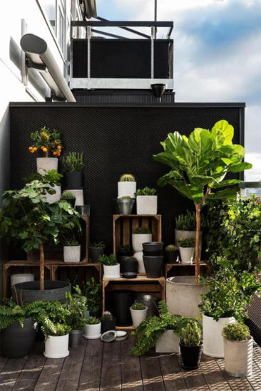 Des caisses en bois pour ranger ses pots de fleur et gagner de la place dans l'aménagement de son balcon