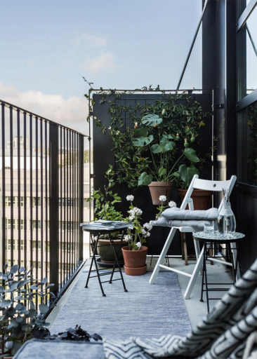 Utiliser les murs pour suspendre des plantes et gagner de la place dans l'aménagement de son balcon