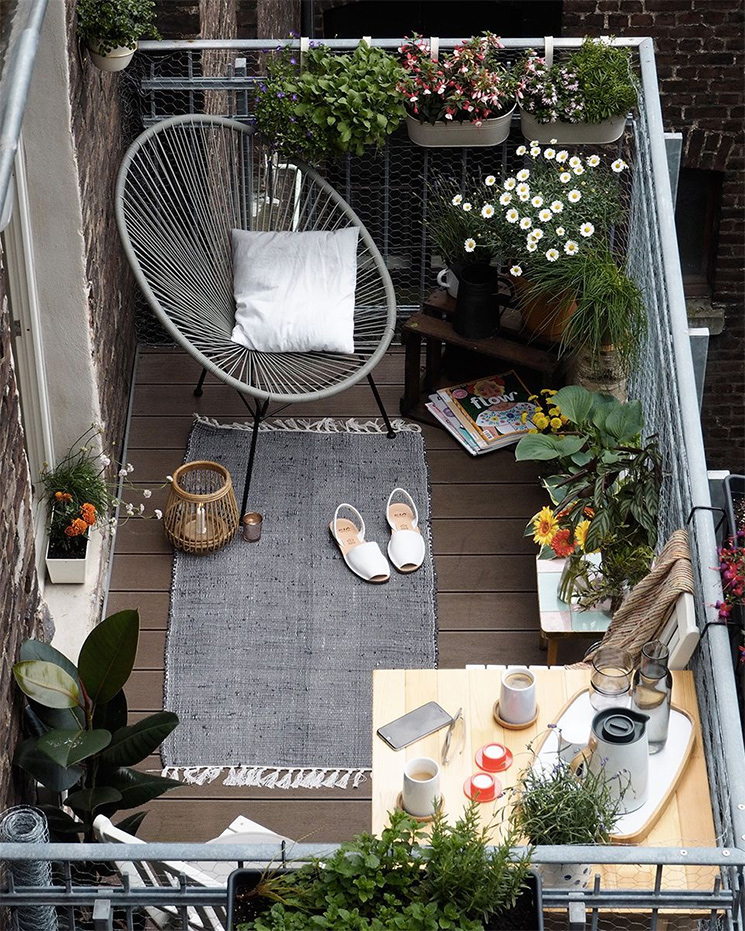 Mettre plein d'accessoires déco et varier les styles pour aménager son balcon // @craftifair