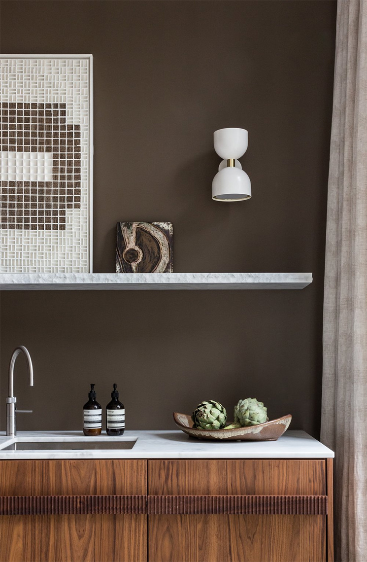 Projet Archipe avec ce mur marron dans la cuisine - Design intérieur : Avenue design studio
