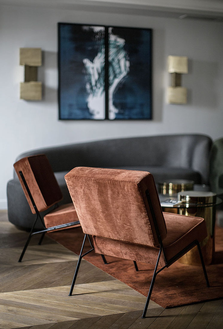 Appartement avenue Montaigne et ses fauteuils dans une teinte de marron cuivré - Design intérieur : Desjeux Delaye