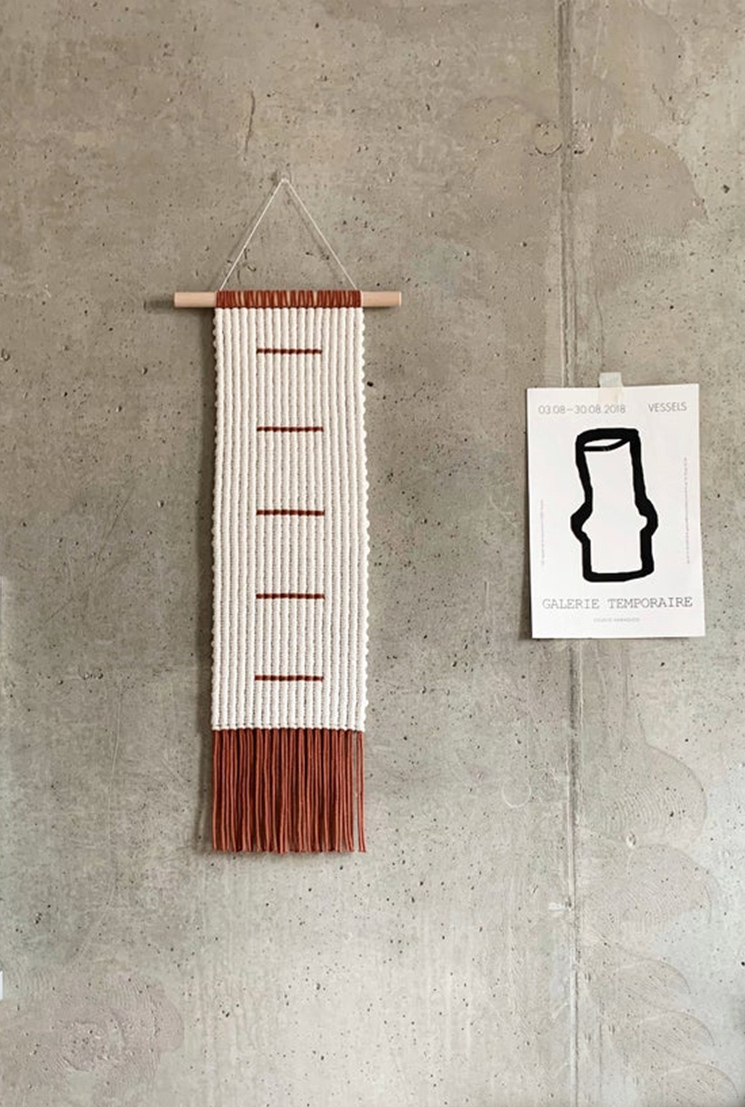 Tapisserie en macramé, d'inspiration moderniste, et customisable par KNOT and Living sur Etsy, 209,73 €