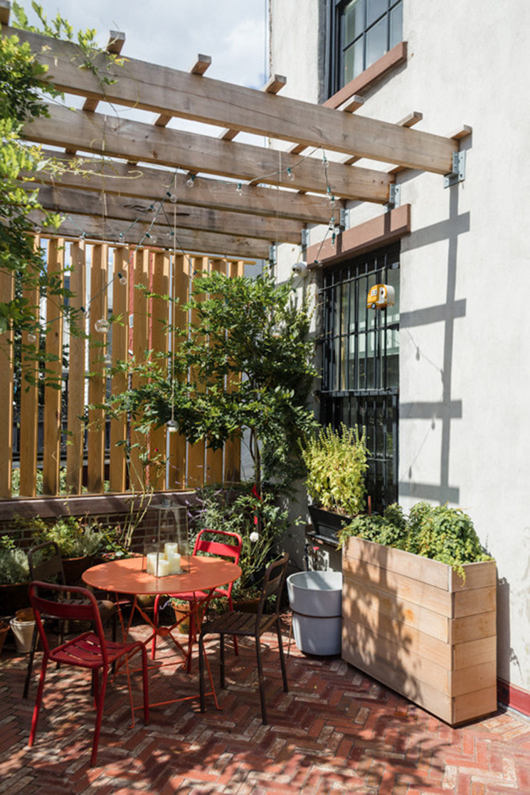 Vivre dedans /dehors || Une terrasse qui joue la carte terracotta Vivre dedans /dehors || Une terrasse qui joue la carte terracotta