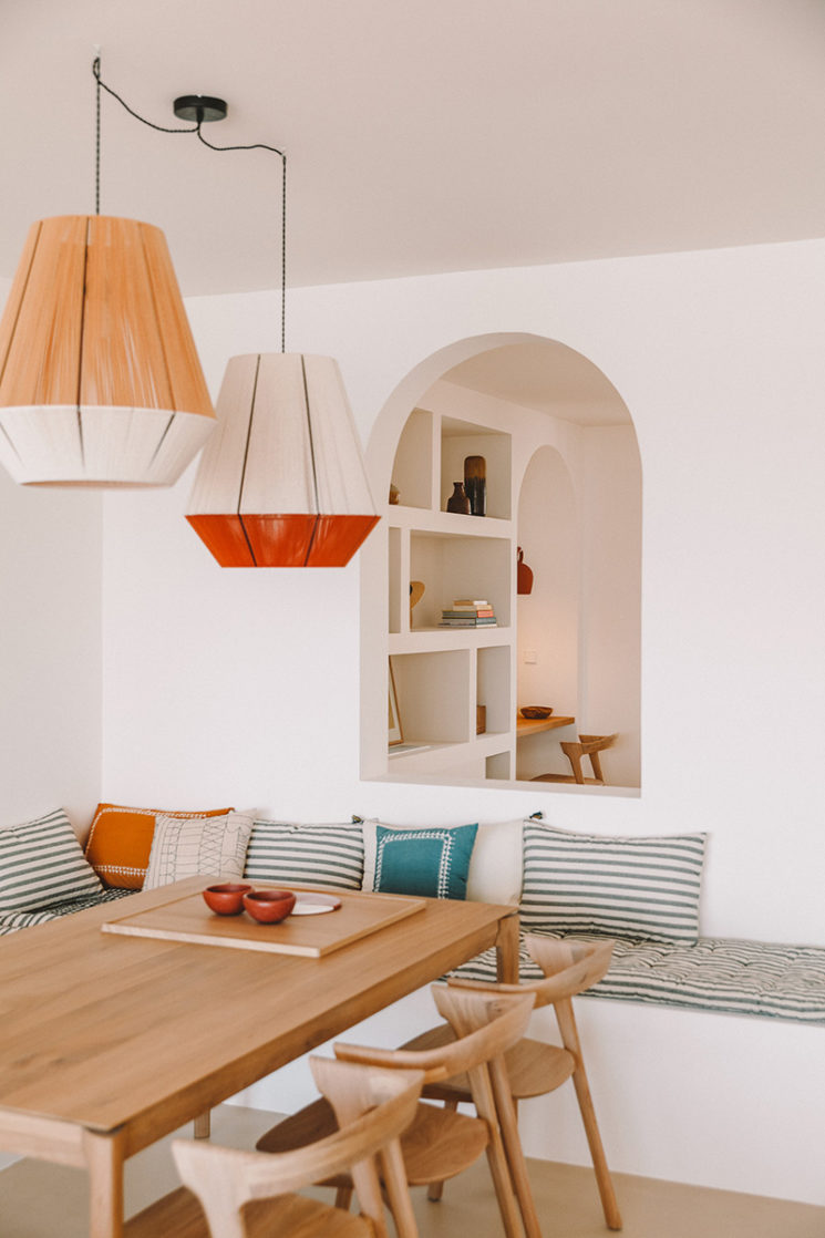 Villa Santa Teresa au décor minimaliste méditerranéen - Blanc, bois chaud et arche + une pointe de couleur
