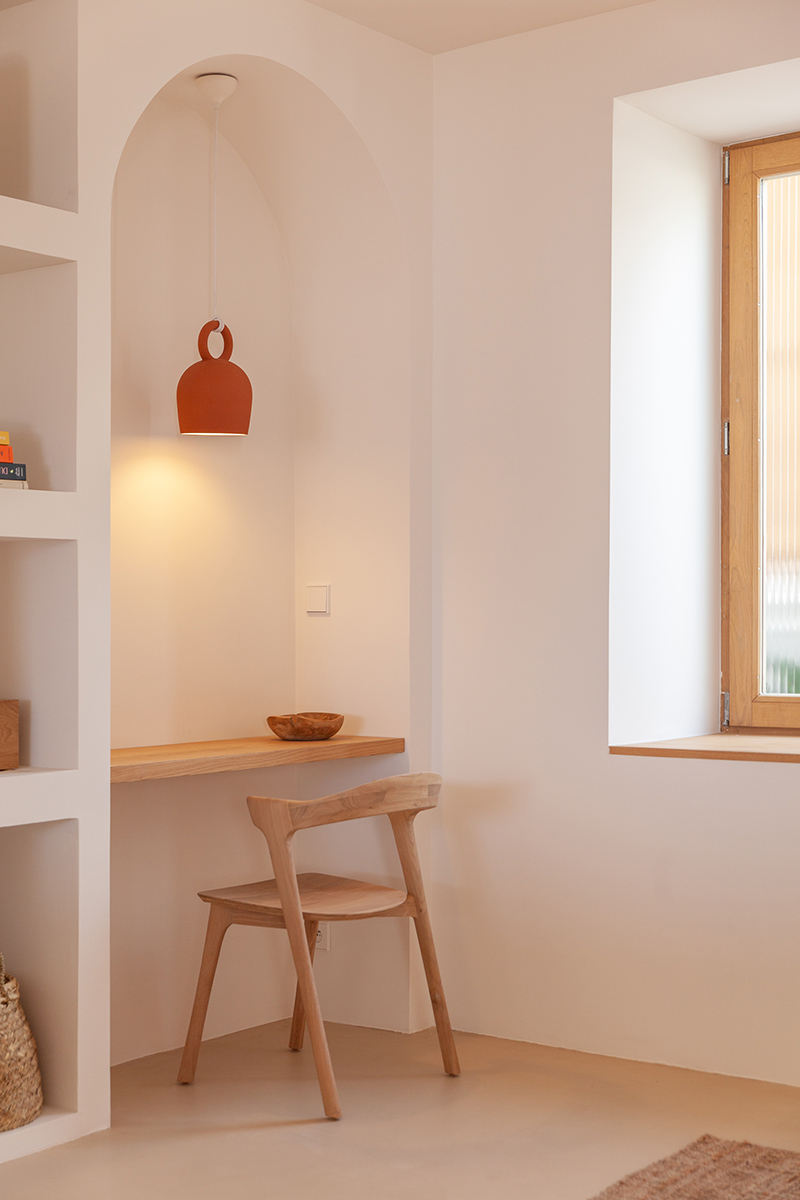 Villa Santa Teresa au décor minimaliste méditerranéen - Blanc, bois chaud et arche + une pointe de couleur