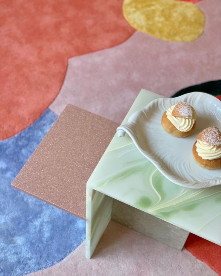 L'intérieur de la créatrice danoise @cathdelichtenberg // Un tapis avec des aplats de couleur pastel