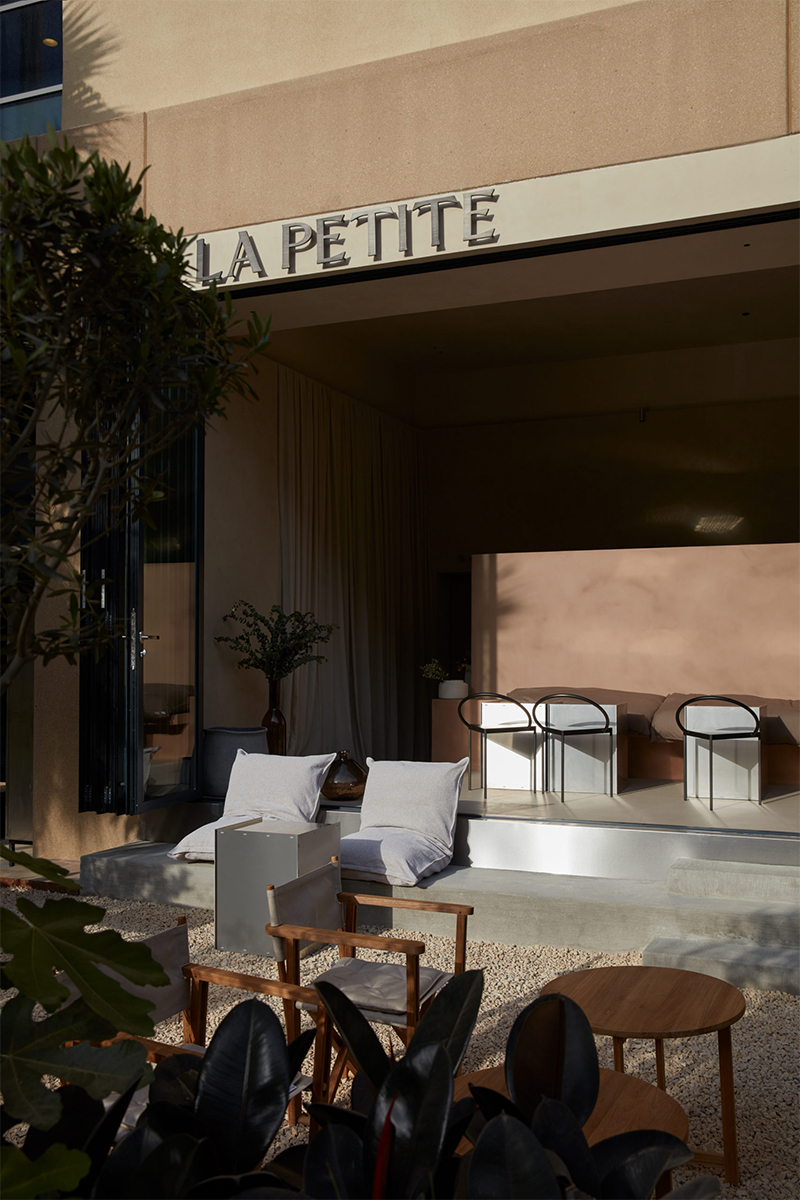 Le café La Petite à Abu Dhabi, rénové par le studio Bone