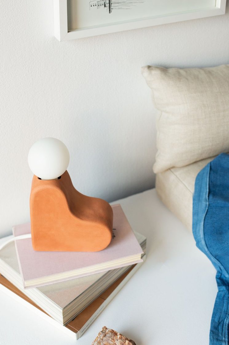 Virginia Sin, une approche design de la céramique // Lampe de table Boulder