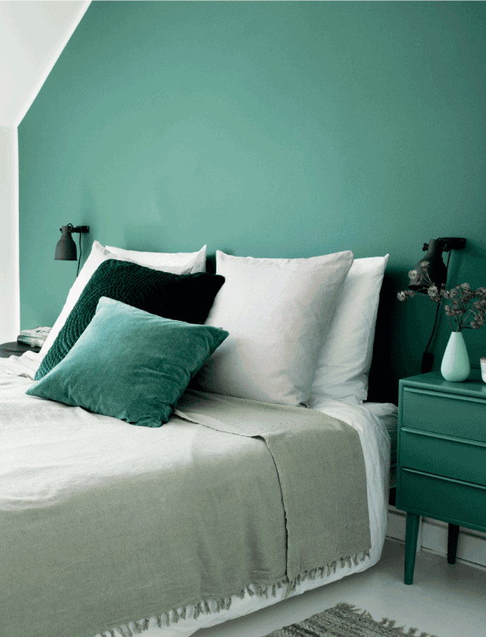 10 idées déco pour une chambre à coucher stylée // Harmoniser le linge de maison aux couleurs de la pièce. comme cette chambre verte et beige