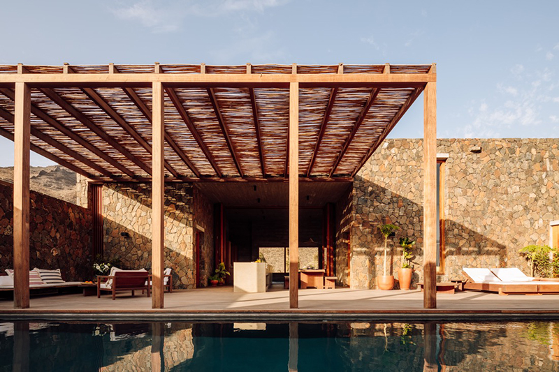 Architecture de pierre et de béton au Cap-Vert // Barefoot Villas par Polo Architects & Going East // Patio extérieur ouvrant sur la piscine