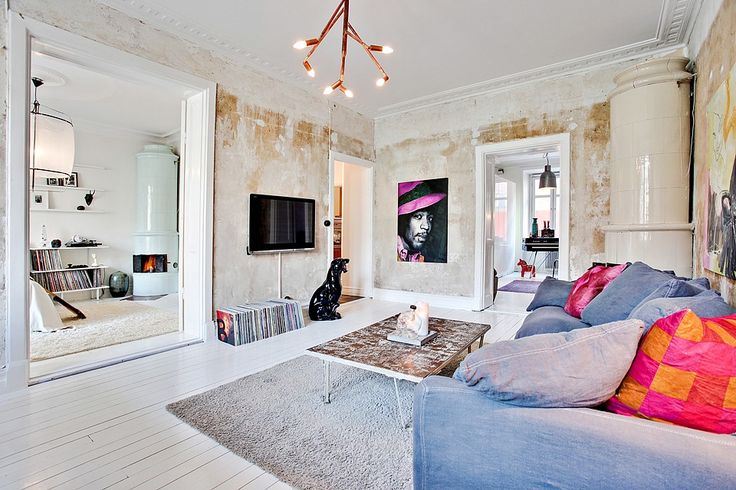 Plancher blanc immaculé et murs shabby pour ce petit appartement à Gotenborg