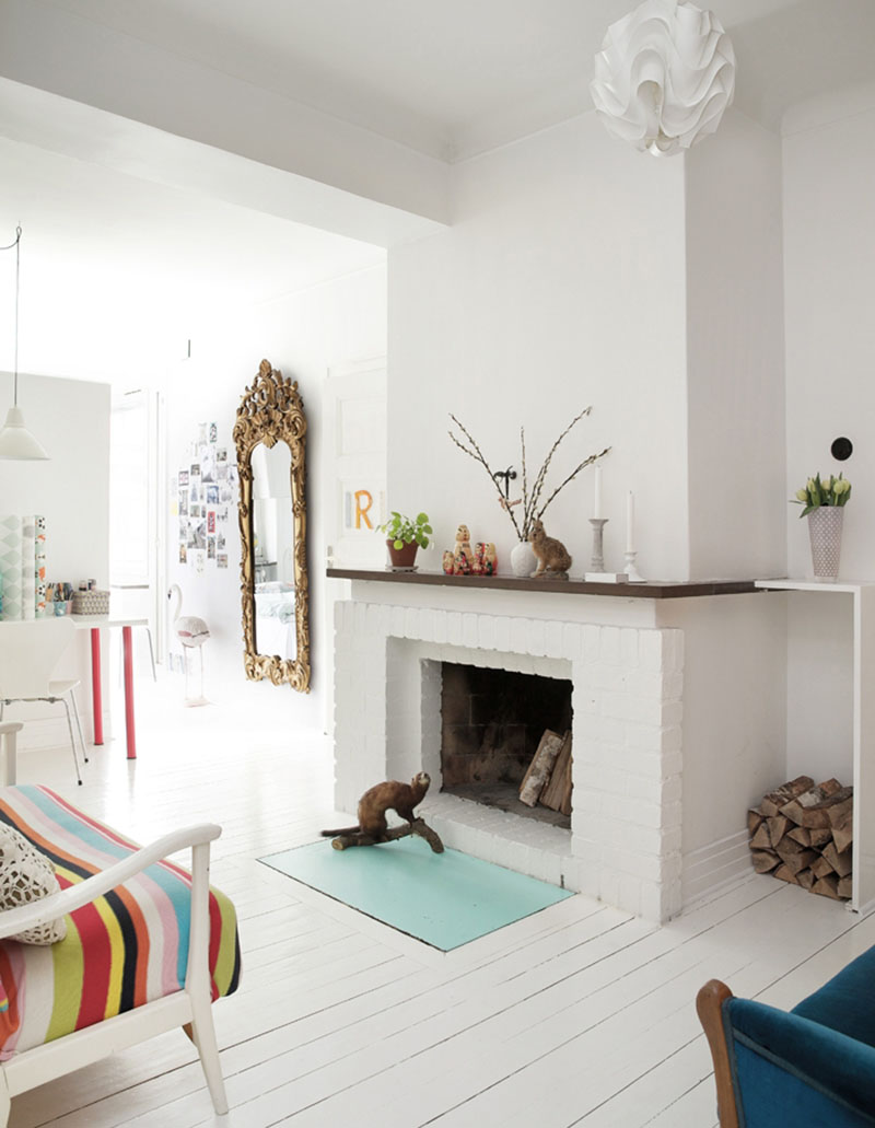 Un intérieur à Malmö blanc immaculé avec des touches de couleurs vives