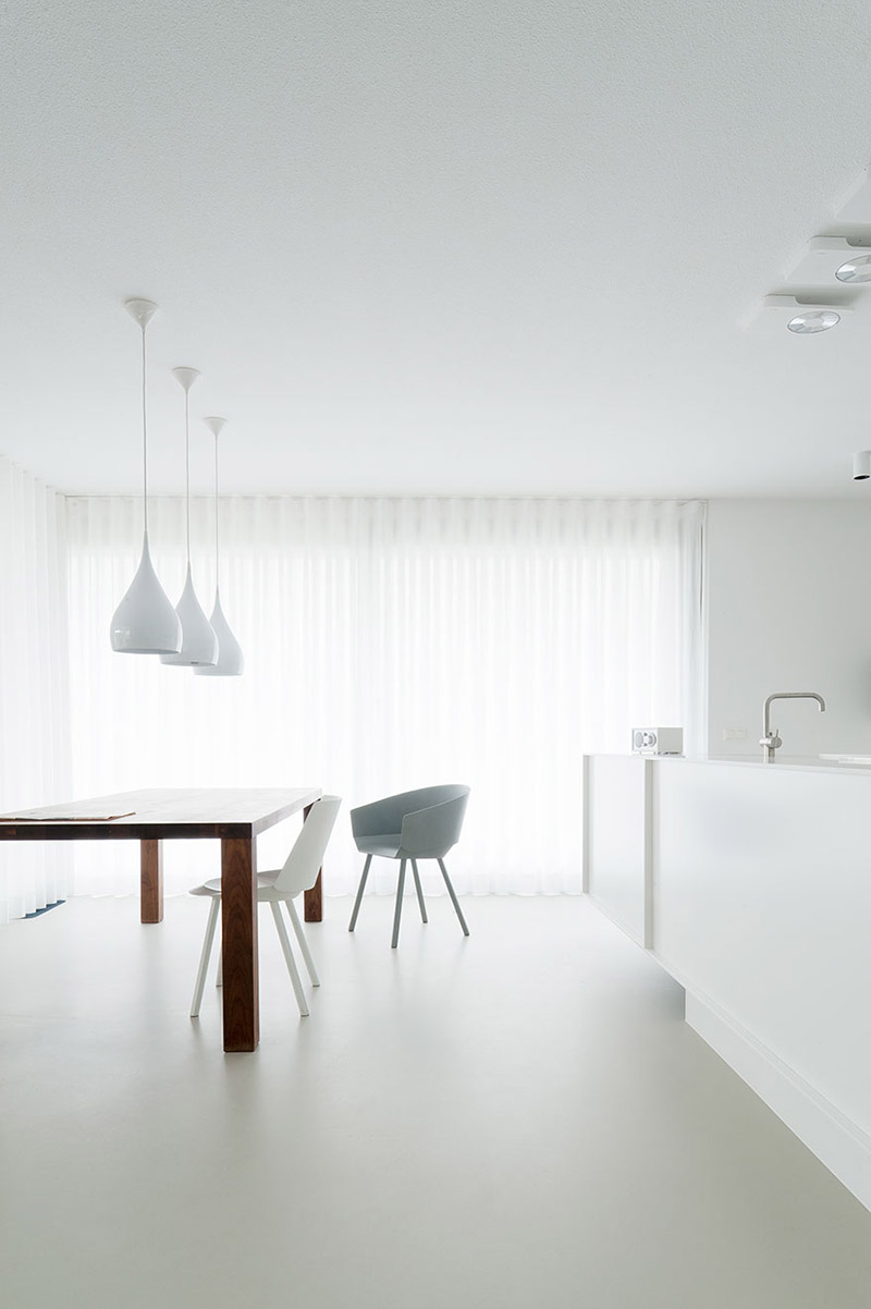 Un séjour blanc monochrome et design par le Studio Niels