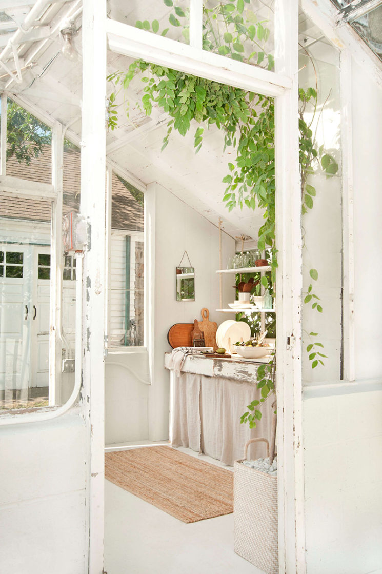 Aménager une serre comme pièce en plus au jardin // Une serre réhabilitée dans un style scandinave rustique Aménager une serre comme pièce en plus au jardin // Une serre réhabilitée dans un style scandinave rustique