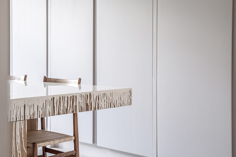 Un intérieur "classique" revisité en blanc par Faye Toogood // Table "maison" en chêne, laquée avec de la peinture de carrosserie dégoulinante