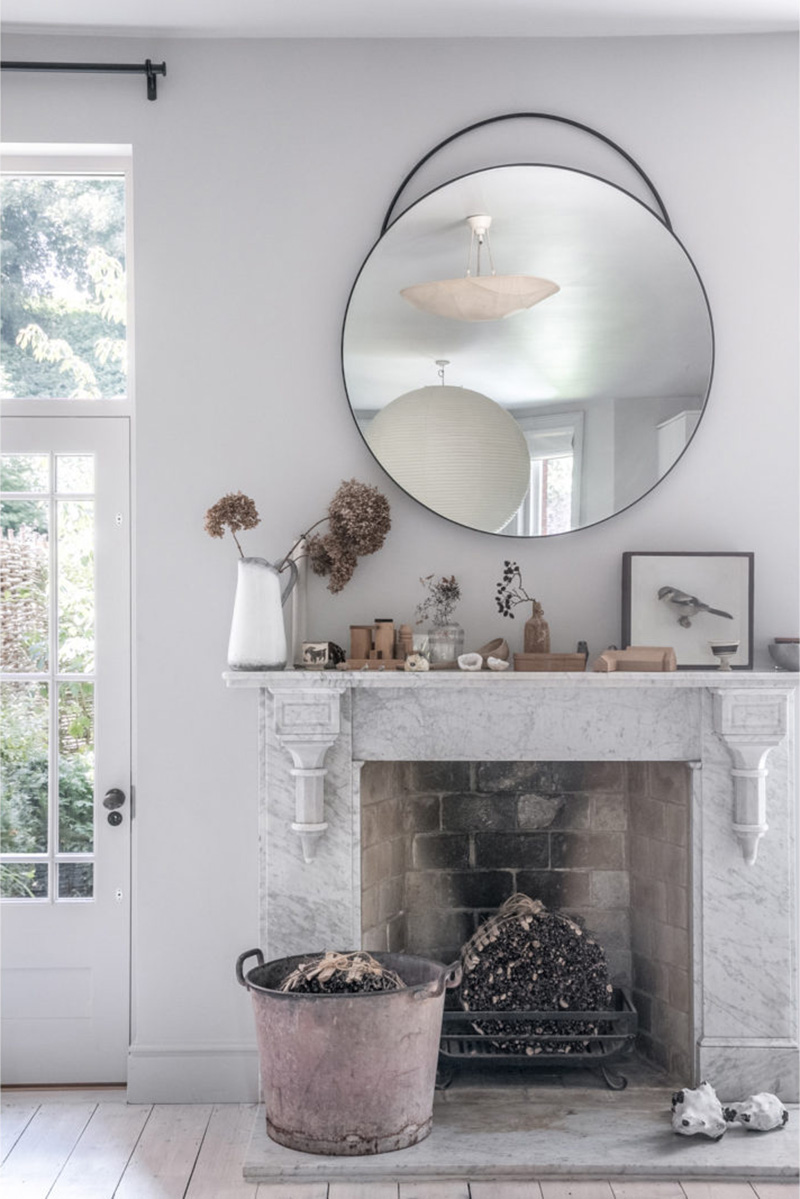 Un intérieur "classique" revisité en blanc par Faye Toogood // Ambiance "nature" autour de la cheminée en marbre