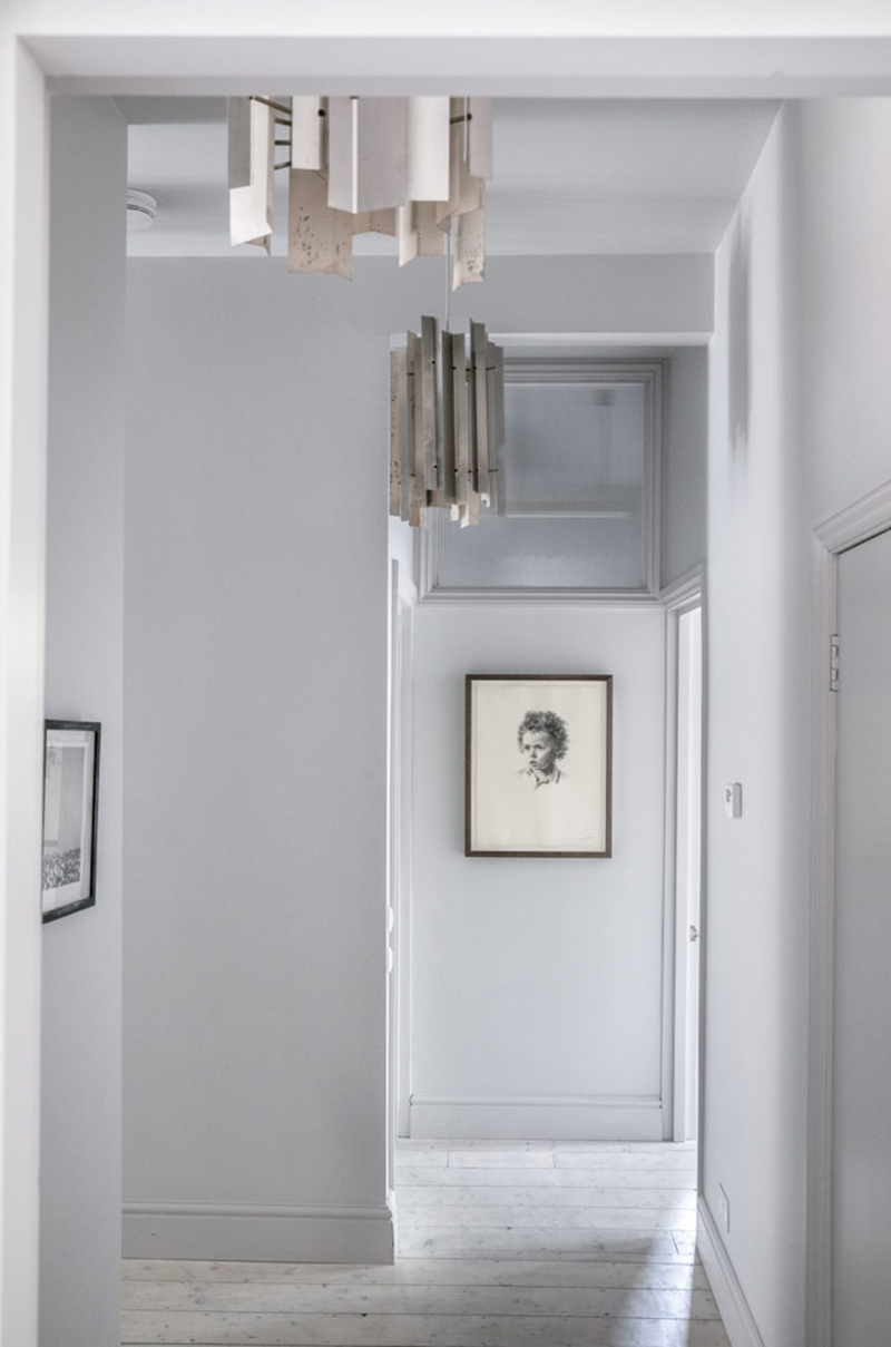 Un intérieur "classique" revisité en blanc par Faye Toogood // Couloir de distribution blanc avec des suspensions vintage