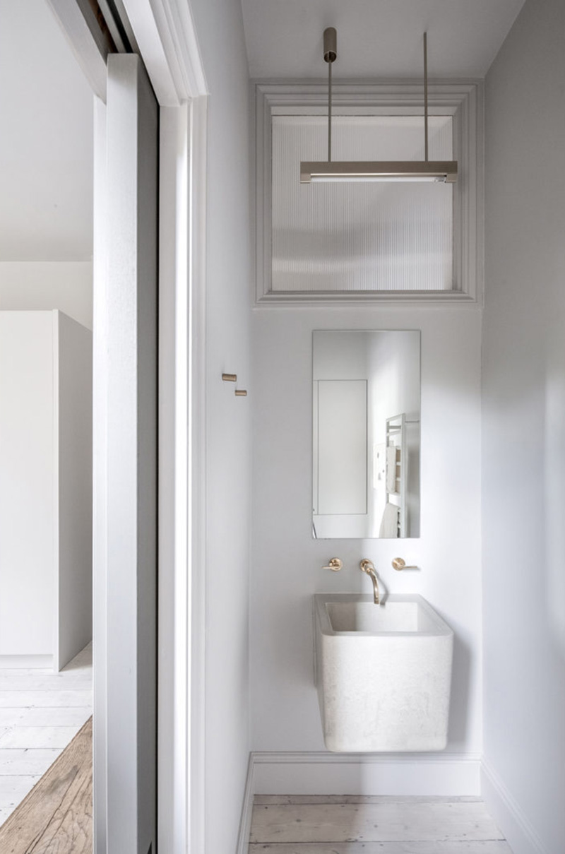 Un intérieur "classique" revisité en blanc par Faye Toogood // Petit cabinet de toilette et robinet en laiton