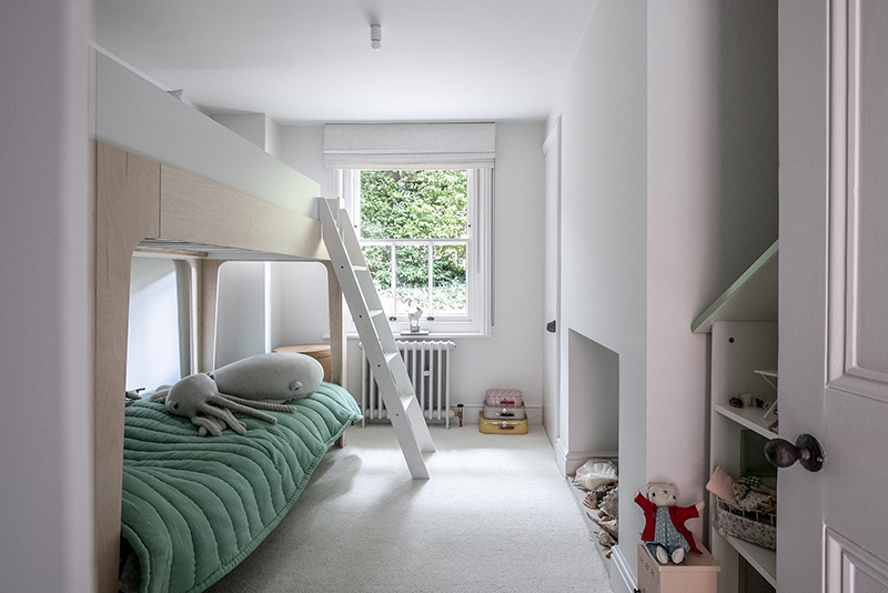 Un intérieur "classique" revisité en blanc par Faye Toogood // Chambre blanche d'enfant design