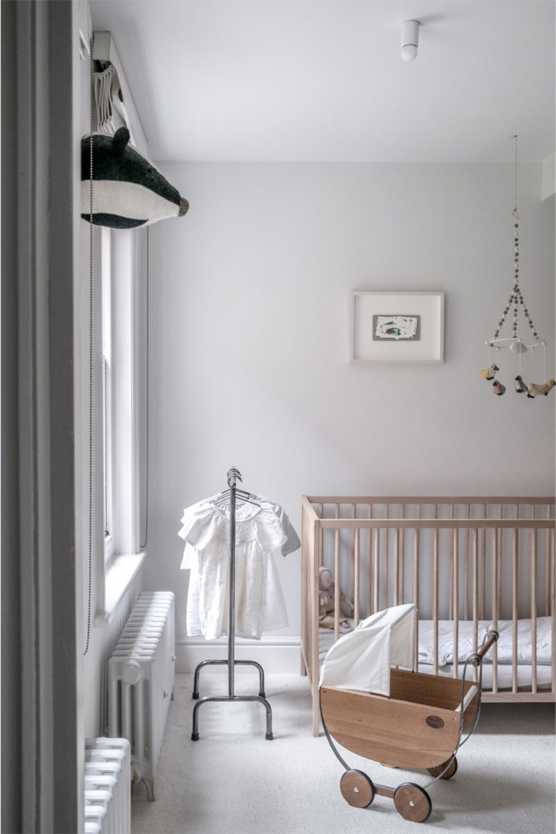 Un intérieur "classique" revisité en blanc par Faye Toogood // Chambre blanche de bébé minimaliste design