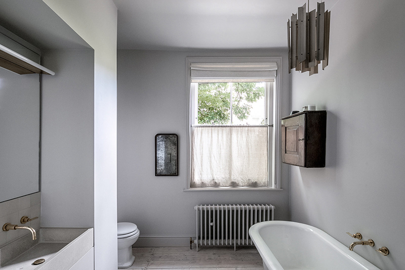 Un intérieur "classique" revisité en blanc par Faye Toogood // Salle de bain "old new" blanc grisé