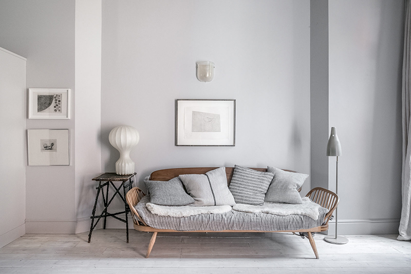 Un intérieur "classique" revisité en blanc par Faye Toogood // Banquette en rotin et classique du design