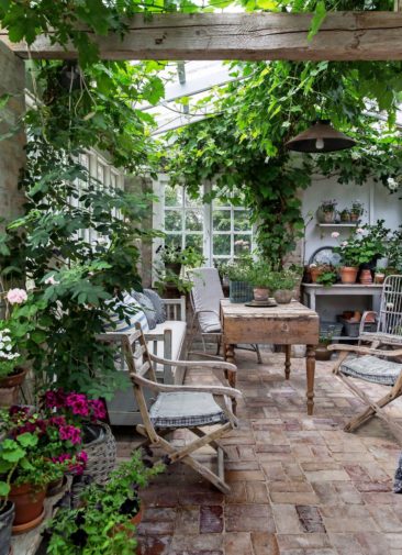 Aménager une serre comme pièce en plus au jardin // Ici, il s'agit plus d'une orangerie réalisée à partir de matériaux de récupération