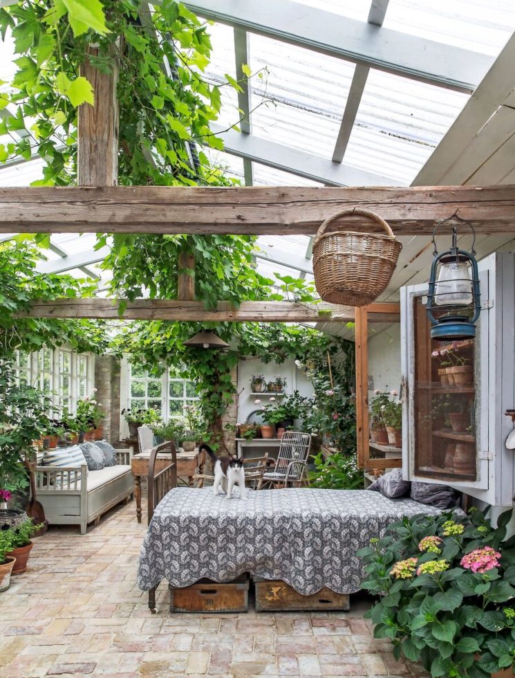 Aménager une serre comme pièce en plus au jardin // Ici, il s'agit plus d'une orangerie réalisée à partir de matériaux de récupération