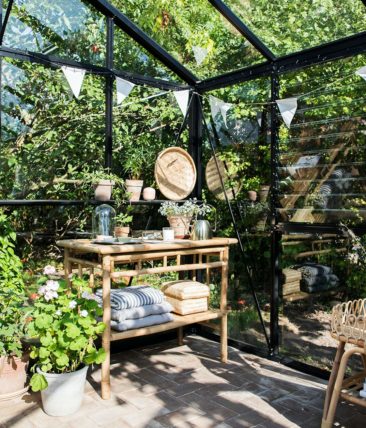 Aménager une serre comme pièce en plus au jardin // A partir d'une serre en kit, achetée dans le commerce on peut réaliser un endroit merveilleux et simple.