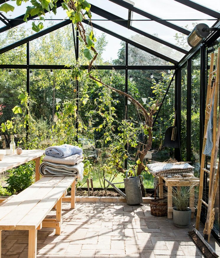 Aménager une serre comme pièce en plus au jardin // A partir d'une serre en kit, achetée dans le commerce on peut réaliser un endroit merveilleux et simple. Aménager une serre comme pièce en plus au jardin // A partir d'une serre en kit, achetée dans le commerce on peut réaliser un endroit merveilleux et simple.