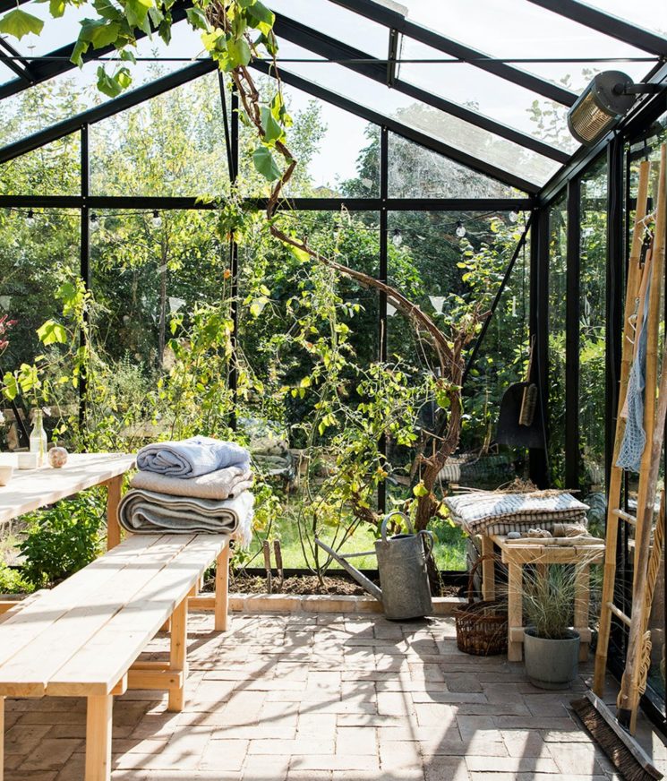 Aménager une serre comme pièce en plus au jardin // A partir d'une serre en kit, achetée dans le commerce on peut réaliser un endroit merveilleux et simple.