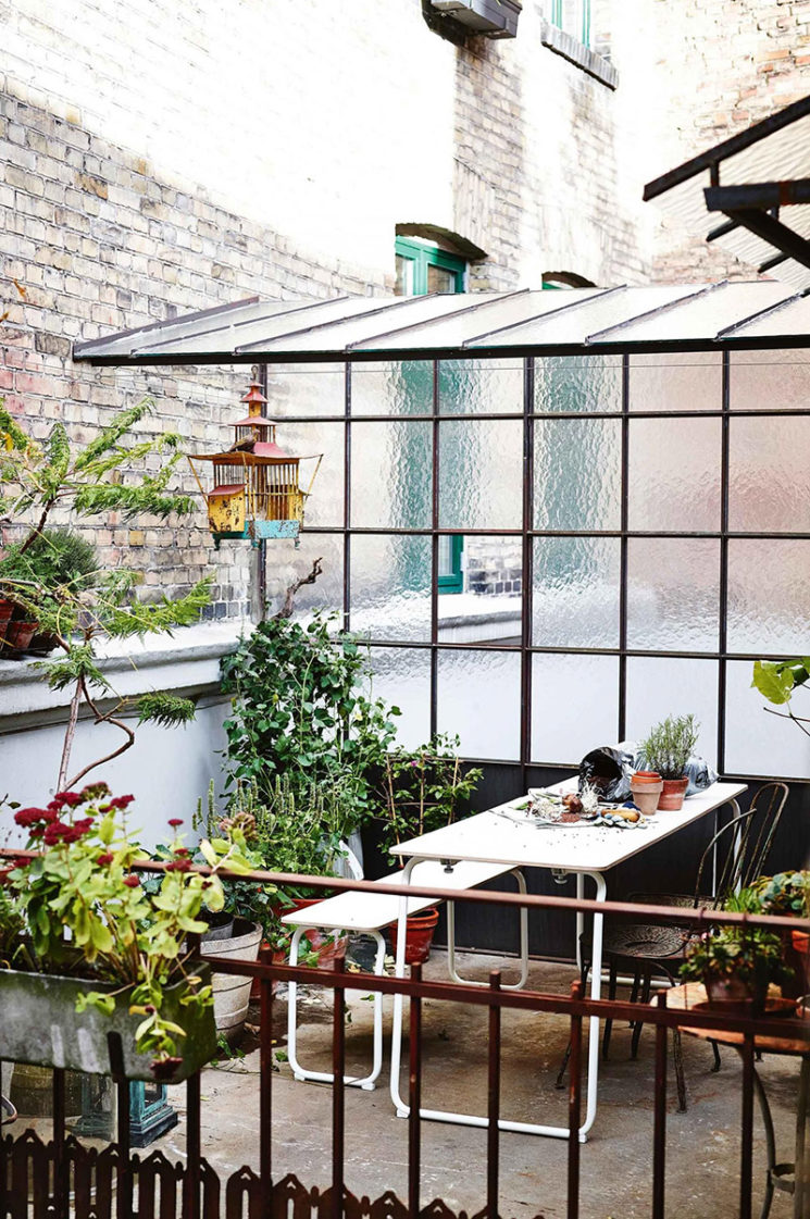 Aménager une serre comme pièce en plus au jardin // Même sur les terrasses de ville, on peut aménager une serre