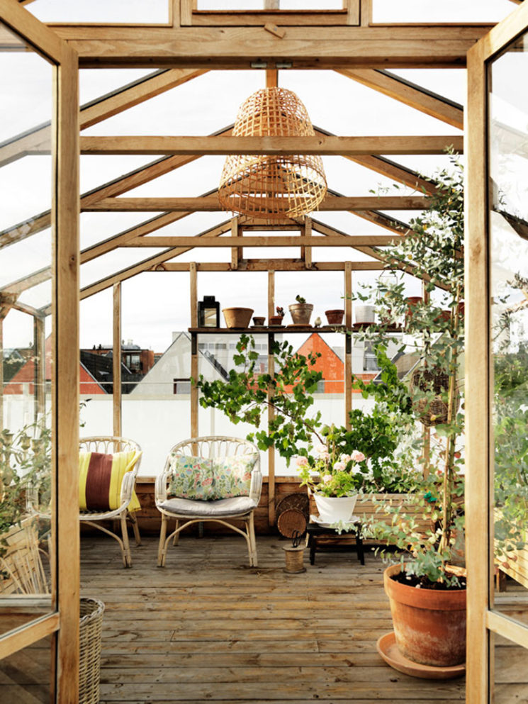 Aménager une serre comme pièce en plus au jardin // Même sur les terrasses de ville, on peut aménager une serre Aménager une serre comme pièce en plus au jardin // Même sur les terrasses de ville, on peut aménager une serre