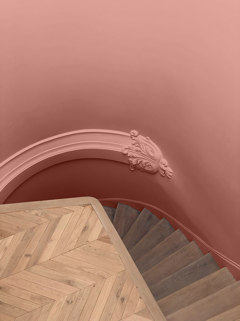 Collab' Maison Bineau + L'Appartement Parisien // Teinte Opéra 005, Un escalier peint d'un rose pêche