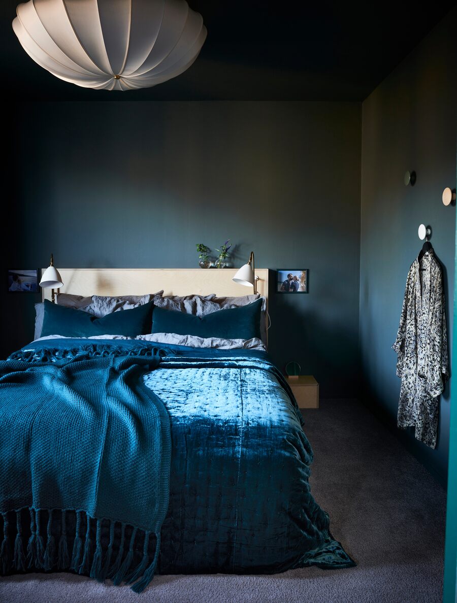 10 idées déco pour une chambre à coucher stylée // Peindre les murs et les plafonds d'une même couleur pour un effet cocon comme cette chambre peinte aux murs et plafonds bleu marine