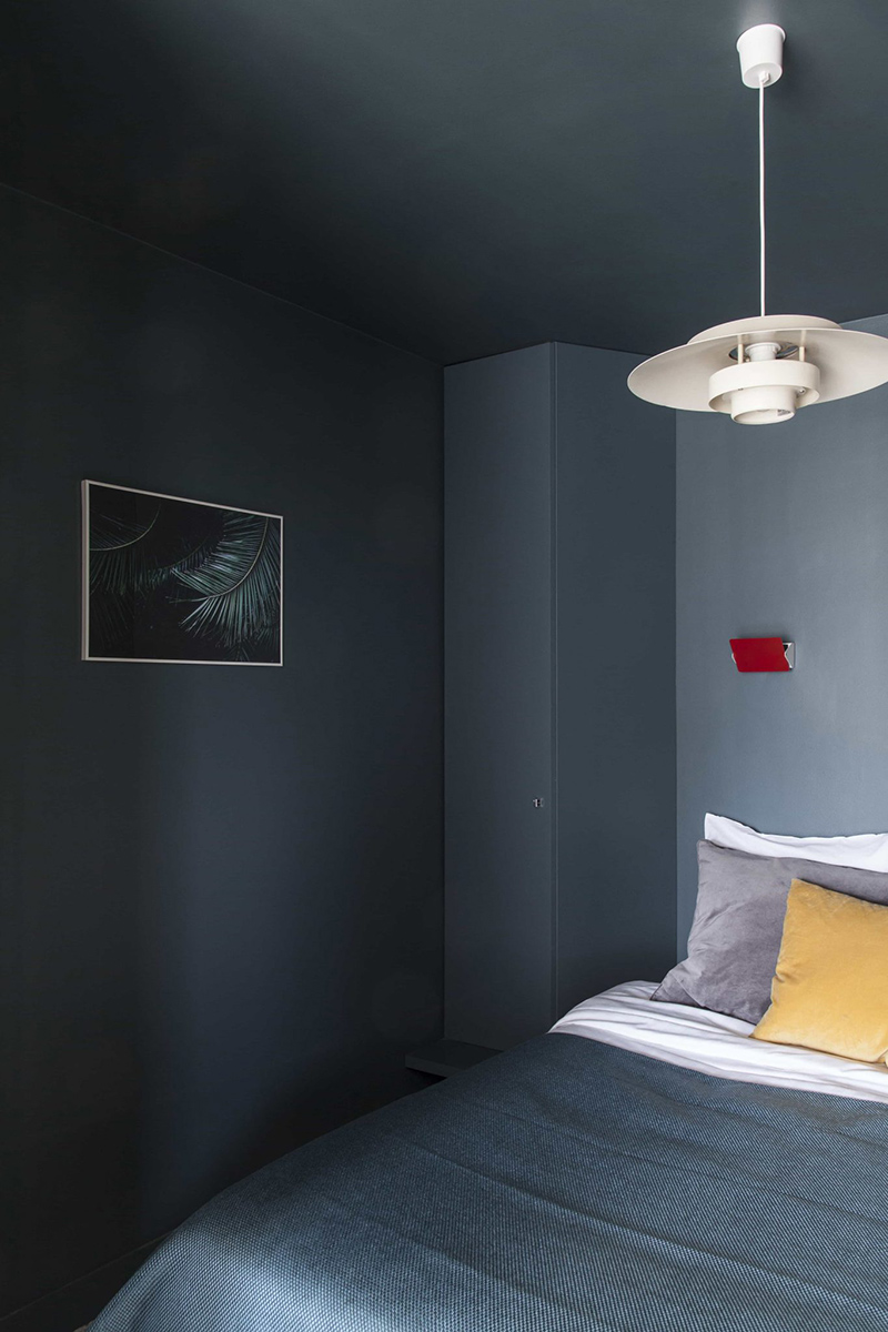 10 idées déco pour une chambre à coucher stylée // Peindre les murs et les plafonds d'une même couleur pour un effet cocon comme cette chambre peinte aux murs et plafonds bleu grisé // Design intérieur : studio Batiik